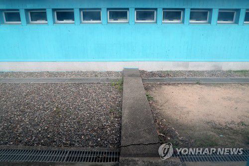 판문점 군사분계선(서울=연합뉴스) 19일 경기 파주시 판문점에서 판문점 견학 재개 관련 미디어데이가 열렸다. 사진은 판문점 군사분계선 모습. 2022.7.19 [국방일보 제공. 재판매 및 DB 금지] photo@yna.co.kr