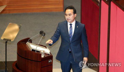 발언대로 나가는 박홍근 원내대표(서울=연합뉴스) 백승렬 기자 = 더불어민주당 박홍근 원내대표가 20일 서울 여의도 국회에서 열린 본회의에서 교섭단체 대표연설을 하기 위해 발언대로 나가고 있다. 2022.7.20 [국회사진기자단] srbaek@yna.co.kr