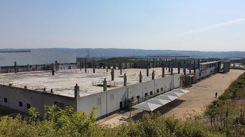 철골 구조물 기둥만 남은 더반 LG전자 공장 자리(더반=연합뉴스) 김성진 특파원 = 20일(현지시간) 남아프리카공화국 더반시의 LG전자공장 자리에 지난해 7월 폭동 당시 전소돼 철골 구조물 기둥만 덩그러니 남아 있는 모습. 2022.7.20 sungjin@yna.co.kr