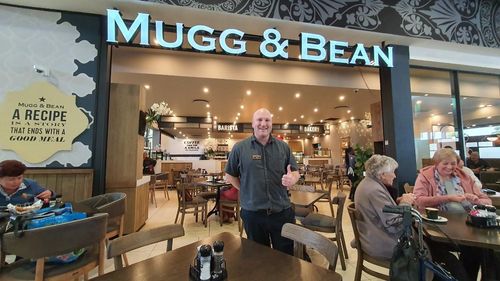 폭동 피해에도 재건하고 웃음 잃지 않는 식당 주인(더반=연합뉴스) 김성진 특파원 = 20일(현지시간) 남아프리카공화국 더반시의 한 상가 몰에 있는 식당 주인 로이 제임스(33)가 엄지손가락을 들어 보이며 웃고 있다. 2022.7.20 sungjin@yna.co.kr