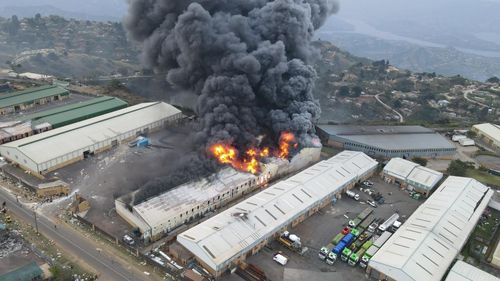 지난해 7월 폭동 당시 불타고 있는 교민 운영 가발공장(더반=연합뉴스) 지난해 7월 남아프리카공화국 더반시에 위치한 교민 운영 중견 가발 업체의 한 공장이 폭도들의 방화로 불타는 모습. [아프릭 파이버 측 제공·재판매 및 DB 금지]