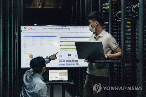 SKT, 코어망 고도화로 6G 진화 기반 확보(서울=연합뉴스) SK텔레콤이 에릭슨과 초고속·대용량의 5G 서비스를 위한 패킷 가속 처리, 경로 최적화, 다중 흐름 제어 등 최신 기술들이 적용된 코어망을 상용화했다고 21일 밝혔다. 사진은 대전 SK둔산사옥에서 베어메탈 기반 클라우드 네이티브 방식 코어망을 점검하는 SK텔레콤 연구원들. 2022.7.21 [SKT 제공. 재판매 및 DB 금지] photo@yna.co.kr