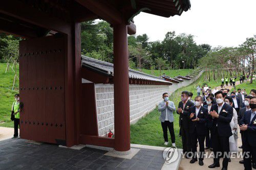 북신문 열리자 '박수'(서울=연합뉴스) 신준희 기자 = 21일 율곡로 터널 위 산책로에서 열린 '창경궁-종묘 연결 역사복원사업' 개방 행사에서 오세훈 서울시장과 최재형 의원 등이 북신문이 열리자 박수를 치고 있다. 2022.7.21 hama@yna.co.kr