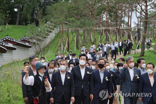 왼쪽은 종묘, 오른쪽은 창경궁(서울=연합뉴스) 신준희 기자 = 21일 율곡로 터널 위 산책로에서 열린 '창경궁-종묘 연결 역사복원사업' 개방 행사에서 오세훈 서울시장과 최재형 의원 등이 산책로를 걷고 있다. 2022.7.21 hama@yna.co.kr
