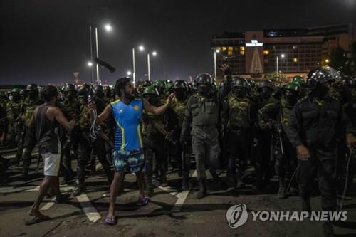 군경에게 쫓겨나며 구호를 외치는 스리랑카 반정부 시위대.[AP 연합뉴스 자료사진. 재판매 및 DB 금지]