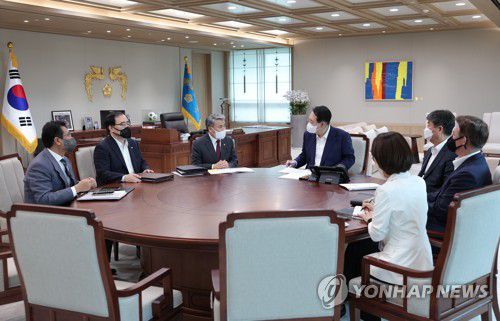국방부 업무보고 받는 윤석열 대통령(서울=연합뉴스) 서명곤 기자 = 윤석열 대통령이 22일 오전 서울 용산 대통령실 청사에서 이종섭 국방부 장관으로부터 부처 업무보고를 받고 있다. 왼쪽부터 시계방향으로 김태효 국가안보실 1차장, 김성한 안보실장, 이종섭 장관, 윤 대통령, 김대기 비서실장, 신인호 국가안보실 2차장, 강인선 대변인.  2022.7.22 [대통령실 제공, 재판매 및 DB 금지] seephoto@yna.co.kr