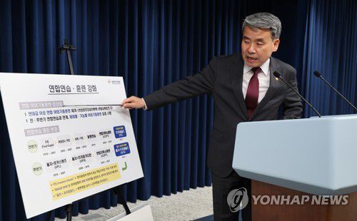 업무보고 결과 브리핑하는 이종섭 국방부 장관(서울=연합뉴스) 서명곤 기자 = 이종섭 국방부 장관이 22일 오전 서울 용산 대통령실 청사 브리핑룸에서 윤석열 대통령에게 부처 업무보고를 한 뒤  업무보고 결과를 브리핑하고 있다.  2022.7.22 seephoto@yna.co.kr