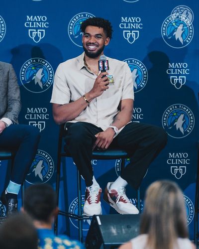 22일 기자회견에 참석한 타운스[미네소타 팀버울브스 소셜 미디어 사진. 재판매 및 DB 금지]