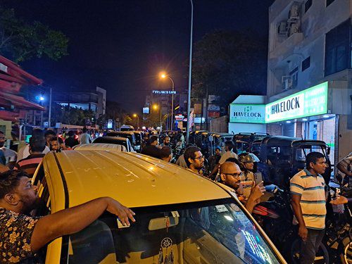 오늘 밤도 기다림의 연속11일(현지시간) 스리랑카 콜롬보의 주민들이 휘발유를 사기 위해 주유소 앞에서 밤샘 기다림을 하고 있다. [연합뉴스 자료사진]