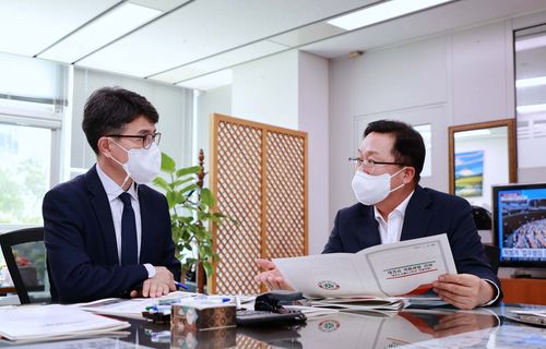 기재부 방문한 이장우 대전시장이장우 대전시장이 25일 기재부를 방문해 내년도 국비를 요청하고 있다. 2022.7.25