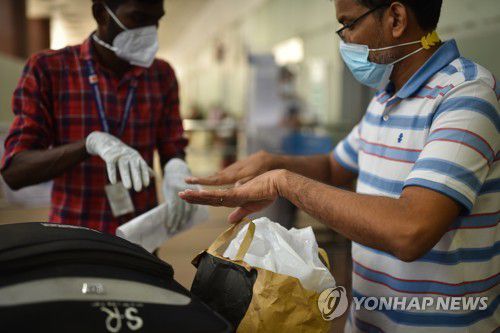 인도 공항서 원숭이두창 감염여부 검사하는 방역 요원[EPA=연합뉴스 자료사진. 재판매 및 DB 금지]