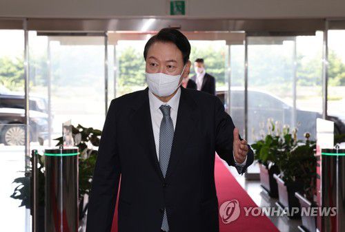 출근길 답변하는 윤석열 대통령(서울=연합뉴스) 서명곤 기자 = 윤석열 대통령이 25일 오전 서울 용산 대통령실 청사로 출근하며 취재진의 질문에 답하고 있다.  2022.7.25 seephoto@yna.co.kr