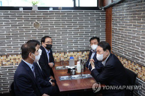 대통령실 수석들과 점심식사 하는 윤석열 대통령(서울=연합뉴스) 안정원 기자 = 윤석열 대통령이 점심식사를 위해 25일 서울 중구 한 식당을 방문, 대통령실 수석들과 대화하고 있다.       왼쪽부터 시계방향으로 김용현 경호처장, 최상목 경제수석, 김성한 국가안보실장, 이진복 정무수석, 윤 대통령. 2022.7.25 [대통령실 제공. 재판매 및 DD금지] jeong@yna.co.kr