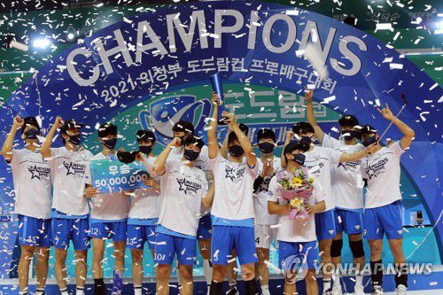 2021년 의정부·도드람컵 프로배구대회 우승한 우리카드[연합뉴스 자료사진]