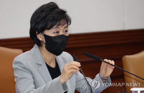 사회관계장관회의 준비하는 박순애 부총리(서울=연합뉴스) 김승두 기자 = 박순애 사회부총리 겸 교육부 장관이 21일 정부서울청사에서 열린 제1차 사회관계장관회의를 준비하고 있다. 2022.7.21 kimsdoo@yna.co.kr