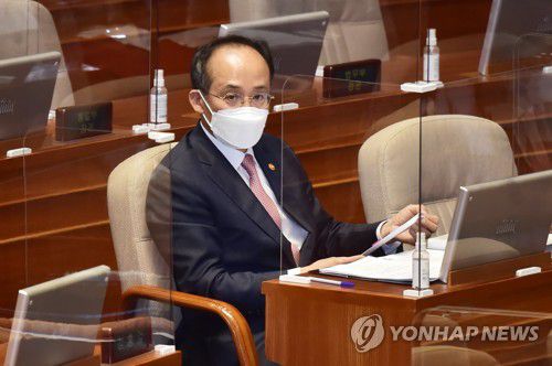 대정부질문 출석한 추경호 경제부총리(서울=연합뉴스) 이정훈 기자 = 추경호 부총리 겸 기획재정부 장관이 26일 오후 국회에서 열린 경제 분야 대정부질문에 출석해 있다. 2022.7.26 [국회사진기자단] uwg806@yna.co.kr