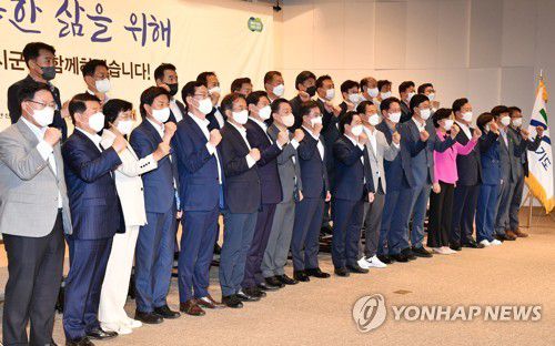 기념촬영 하는 참석자들(수원=연합뉴스) 홍기원 기자 = 김동연 경기도지사가 26일 경기도 수원시 경기도경제과학진흥원에서 열린 '민선8기 도지사-시장ㆍ군수 간담회'에서 참석자들과 기념촬영을 하고 있다. 2022.7.26 [공동취재] xanadu@yna.co.kr