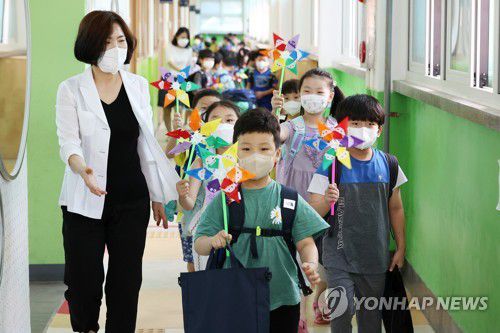 여름방학 맞는 초등학생들(서울=연합뉴스) 이지은 기자 = 15일 오후 서울 중구 청구초등학교에서 방학을 맞은 학생들이 하교하고 있다. 2022.7.15 [공동취재] jieunlee@yna.co.kr