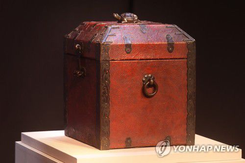 조선 왕실 어보 담는 귀한 상자 돌아왔다(서울=연합뉴스) 진연수 기자 = 27일 오전 서울 중구 한국의 집에서 환수 문화재인 '보록'(어보를 보관하는 상자) 언론 공개회가 진행되고 있다. 문화재청과 국외소재문화재재단은 글로벌 게임사인 라이엇게임즈의 후원을 받아 국내로 들여온 조선왕실의 문화재인 보록은 상단 손잡이가 거북이 모양이고, 뒷면 경첩의 아래쪽이 길고 내부에 무문 명주를 사용한 점 등을 볼 때 19세기에 제작된 것으로 추정된다. 2022.7.27 jin90@yna.co.kr