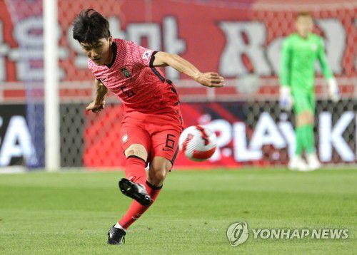 슛하는 황인범(수원=연합뉴스) 한종찬 기자 = 10일 오후 수원월드컵경기장에서 열린 남자 축구 국가대표팀 평가전 대한민국 대 파라과이의 경기. 대한민국 황인범이 슛하고 있다. 2022.6.10 saba@yna.co.kr