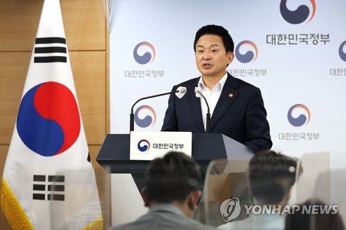 '이스타항공 변경면허 발급과정 조사결과' 브리핑(서울=연합뉴스) 김승두 기자 = 원희룡 국토교통부 장관이 28일 정부서울청사 브리핑실에서 이스타항공 변경면허 발급과정 조사 결과를 발표하고 있다. 2022.7.28 kimsdoo@yna.co.kr