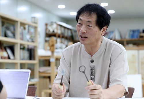 인터뷰 하는 김영조씨[촬영 천경환 기자]