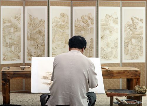 작품에 열중하는 김영조씨[촬영 천경환 기자]