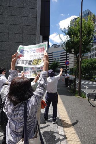일본 사회단체 소속 회원 주일미대사관 주변서 한미연합훈련 반대 시위(도쿄=연합뉴스) 박성진 특파원 = 일본 사회단체 소속 회원 40여 명은 29일 오전 일본 도쿄 소재 주일본 미국대사관 주변에서 다음 달 진행될 예정인 한미연합훈련에 반대하는 시위를 벌이고 있다. 2022.7.29 sungjinpark@yna.co.kr (끝)
