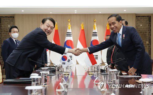 악수하는 한-인도네시아 정상(서울=연합뉴스) 서명곤 기자 = 윤석열 대통령이 28일 오후 서울 용산 대통령실 청사에서 열린 한-인도네시아 정상회담에서 조코 위도도(조코위) 인도네시아 대통령과 악수하고 있다. 2022.7.28 seephoto@yna.co.kr