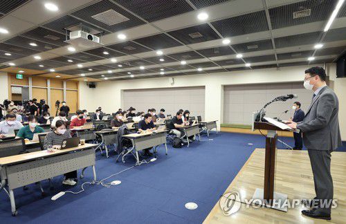 SKT '5G 중간요금제' 신설 수리(서울=연합뉴스) 홍해인 기자 = 홍진배 과학기술정보통신부 네트워크정책실장이 29일 서울 중구 대한상공회의소 회의실에서 SK텔레콤(SKT)이 신고한 5세대 이동통신(5G) 중간요금제 수리 여부에 대한 결과 브리핑을 하고 있다.     앞서 SKT는 지난 11일 데이터 소량(8GB), 중량(24GB) 구간을 포함한 5종류의 5G 요금제를 과기정통부에 신고했다. 전기통신사업법에 따라 이동통신 업계 1위 사업자인 SKT는 새 요금제를 내놓을 때 정부 승인을 받아야 한다. 2022.7.29 hihong@yna.co.kr