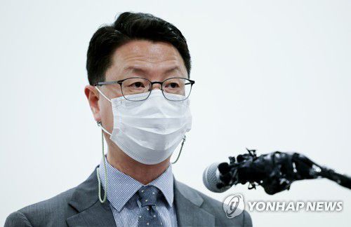 과기정통부, SKT '5G 중간요금제' 신설 수리(서울=연합뉴스) 홍해인 기자 = 홍진배 과학기술정보통신부 네트워크정책실장이 29일 서울 중구 대한상공회의소 회의실에서 SK텔레콤(SKT)이 신고한 5세대 이동통신(5G) 중간요금제 수리 여부에 대한 결과 브리핑을 하고 있다.     앞서 SKT는 지난 11일 데이터 소량(8GB), 중량(24GB) 구간을 포함한 5종류의 5G 요금제를 과기정통부에 신고했다. 전기통신사업법에 따라 이동통신 업계 1위 사업자인 SKT는 새 요금제를 내놓을 때 정부 승인을 받아야 한다. 2022.7.29 hihong@yna.co.kr