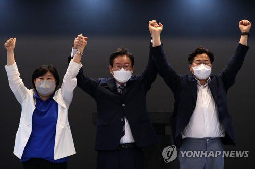 손잡은 이재명-서영교-박찬대(춘천=연합뉴스) 양지웅 기자 = 더불어민주당 이재명 당 대표 후보(가운데)가 29일 오후 강원 춘천시 스카이컨벤션에서 열린 초청 간담회에서 서영교(왼쪽), 박찬대 최고위원 후보와 함께 기념촬영을 하고 있다. 2022.7.29 yangdoo@yna.co.kr