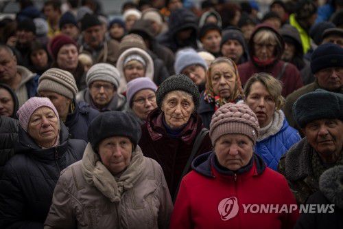 우크라이나 전쟁 100일째…"난민 680만명 해외로"유엔난민기구(UNHCR)는 러시아의 우크라이나 침공 100일째를 맞은 6월 3일 전쟁으로 인해 우크라이나 국민 680만 명이 우크라이나를 떠난 것으로 추산된다고 밝혔다. 사진은 지난 4월 18일 키이우 외각 부차에서 우크라이나 국민들이 적십자사의 음식 보급을 기다리는 모습. [연합뉴스 자료사진]