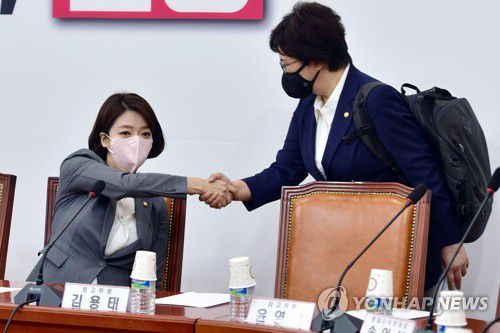 배현진·조수진 악수(서울=연합뉴스) 이정훈 기자 = 국민의힘 배현진·조수진 최고위원이 29일 오전 국회에서 열린 최고위원회의에 참석하며 악수하고 있다. 2022.7.29 [국회사진기자단] uwg806@yna.co.kr