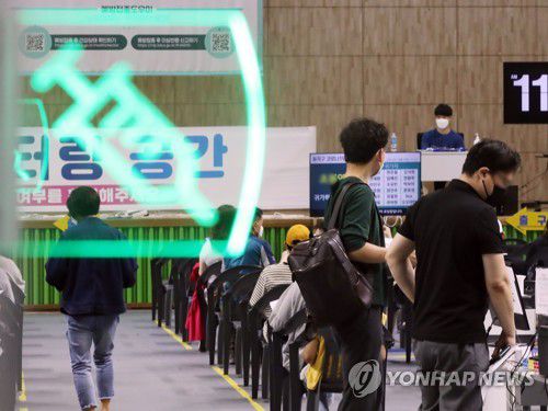 "코로나 백신 접종 후 '자가면역 간질환' 발생 국내 첫 확인"※ 기사와 직접 관계가 없습니다. [연합뉴스 자료사진]