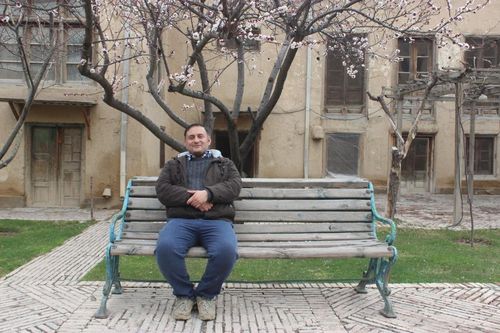 아프간 탈출 전 카불의 자택 앞에서 포즈를 취한 카위시.[카위시 제공ㆍ연합뉴스 자료사진. 재판매 및 DB 금지]