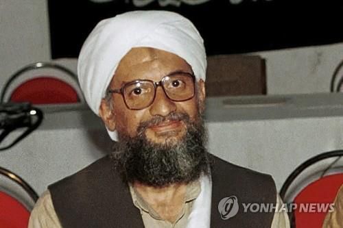 미국 "9.11 테러 배후 빈 라덴 후계자 알자와히리 제거"    (호스트 AP=연합뉴스) 1일(현지시간) 미군이 9.11 테러의 배후인 국제 테러조직 알카에다의 지도자 오사마 빈 라덴의 후계자이자 수장인 아이만 알자와히리를 제거했다고 밝혔다. 이날 오후 조 바이든 미국 대통령은 백악관에서 이에 관한 연설을 할 예정이다. 사진은 2004년 3월 19일 아프가니스탄 호스트에서 촬영돼 공개된 -자와히리 모습. [자료사진] 2022.08.02     ddy04002@yna.co.kr (끝)