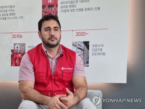 한국살이 1년 차 맞이한 아프간 특별기여자 누룰라 사데키지난해 8∼9월 아프가니스탄 특별기여자로 한국 땅을 밟은 누룰라 사데키 세이브더칠드런 코리아 국제사업 담당. 한국살이 1년 차를 맞은 그가 서울 마포구 세이브더칠드런 사무실에서 연합뉴스와 인터뷰를 했다. [세이브더칠드런 제공]