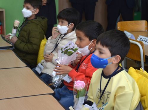 첫 등교…꽃 받은 아프간 학생들울산시 동구에 정착한 아프가니스탄인 특별기여자들의 자녀 중 초등학생들이 3월 21일 오전 울산시 동구 서부초등학교로 등교해 환영식에서 받은 꽃을 손에 들고 있다. 이날 특별기여자의 자녀인 유치원생 16명, 초등학생 28명, 중학생 19명, 고등학생 22명 등 85명은 첫 등교를 했다. [연합뉴스 자료사진]