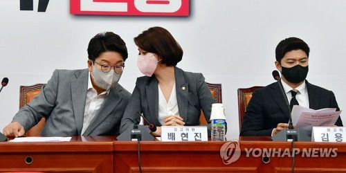 권성동·배현진 대화(서울=연합뉴스) 이정훈 기자 = 국민의힘 권성동 당 대표 직무대행 겸 원내대표가 지난 29일 오전 국회에서 열린 최고위원회의에서 배현진 최고위원과 대화하고 있다. 오른쪽은 김용태 최고위원. 2022.7.29 [국회사진기자단] uwg806@yna.co.kr