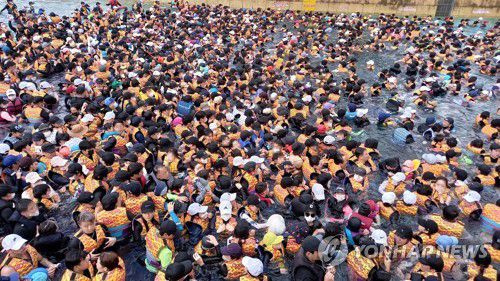 폭염 속 워터파크 인파(홍천=연합뉴스) 강훈상 기자 = 본격적인 휴가철이 시작된 1일 오후 강원 홍천군 비발디파크 오션월드에서 많은 피서객이 몰려와 물놀이 시설을 즐기고 있다. 2022.8.1 hskang@yna.co.kr