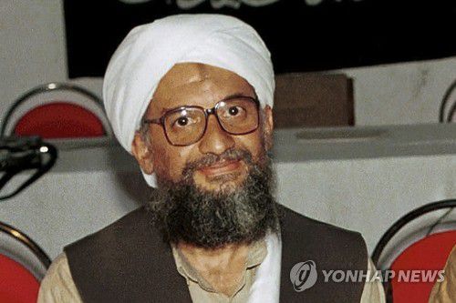 미국 "9.11 테러 배후 빈 라덴 후계자 알자와히리 제거"(호스트 AP=연합뉴스) 1일(현지시간) 미군이 9.11 테러의 배후인 국제 테러조직 알카에다의 지도자 오사마 빈 라덴의 후계자이자 수장인 아이만 알자와히리를 제거했다고 밝혔다. 이날 오후 조 바이든 미국 대통령은 백악관에서 이에 관한 연설을 할 예정이다. 사진은 2004년 3월 19일 아프가니스탄 호스트에서 촬영돼 공개된 -자와히리 모습. [자료사진] 2022.08.02 ddy04002@yna.co.kr