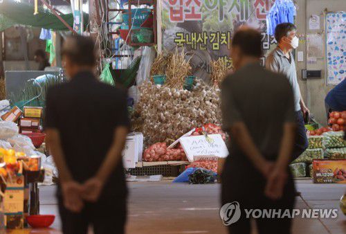 치솟는 채소 가격(서울=연합뉴스) 류효림 기자 = 무더위와 장마로 채소 가격이 폭등하고 있다. 지난달 25일 서울 시내 한 농수산물 시장에서 시민들이 장을 보고 있다. 2022.7.25 [연합뉴스 자료사진]