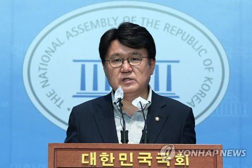기자회견 하는 황운하(서울=연합뉴스) 이정훈 기자 = 더불어민주당 황운하 의원이 3일 오전 국회에서 이상민 행정안전부 장관과 국민의힘 김기현·권성동 의원에 대한 허위사실 공표에 의한 명예훼손 고소 기자회견을 하고 있다. 2022.8.3 [국회사진기자단] uwg806@yna.co.kr