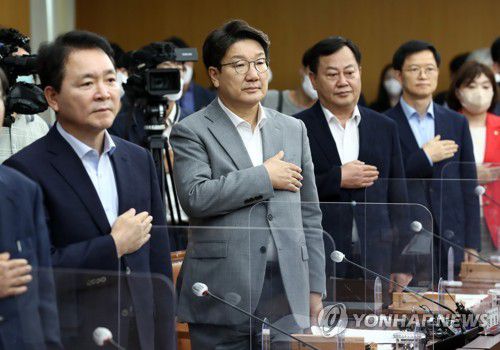 국민의힘-충청권 예산정책협의회(대전=연합뉴스) 김준범 기자 = 3일 오후 대전시 서구 둔산동 대전시청에서 열린 2022년 국민의힘-충청권 예산정책협의회에서 참석자들이 국민의례를 하고 있다. 2022.8.3 psykims@yna.co.kr