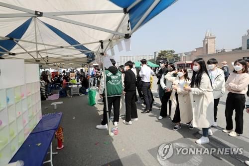 일상으로 돌아간 대학 캠퍼스[연합뉴스 자료사진]