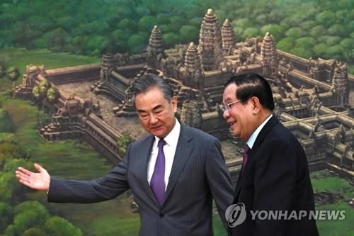훈센 캄보디아 총리 만난 왕이 中 외교부장 (프놈펜 AFP=연합뉴스) 캄보디아를 방문한 왕이 중국 외교부장(왼쪽)이 3일(현지시간) 수도 프놈펜 총리 집무실에서 훈센 캄보디아 총리를 만나고 있다. 왕 외교부장은 오는 5일 프놈펜에서 열리는 아세안지역안보포럼(ARF) 외교장관회의에 참가할 예정이다. 2022.8.3     alo95@yna.co.kr  (끝)
