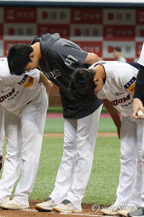 팬들에게 인사하는 안우진(서울=연합뉴스) 서대연 기자 = 3일 서울 고척스카이돔에서 열린 2022 프로야구 KBO리그 SSG 랜더스와 키움 히어로즈의 경기. 7회까지 무실점으로 호투를 펼치며 팀 승리를 견인한 키움 선발투수 안우진이 경기 종료 후 팬들에게 인사하고 있다. 2022.8.3 dwise@yna.co.kr