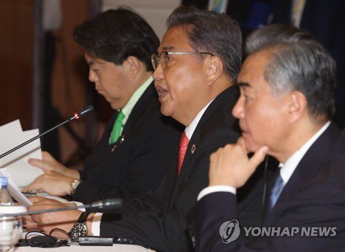 아세안+3 외교장관회의 참석한 한중일 외교장관(프놈펜=연합뉴스) 류영석 기자 = 박진 외교부 장관(가운데)이 4일 캄보디아 프놈펜 소카호텔에서 열린 아세안+3(한중일) 외교장관회의에서 발언하고 있다. 왼쪽은 하야시 요시마사 일본 외무상, 오른쪽은 왕이 중국 외교부장. 2022.8.4 ondol@yna.co.kr