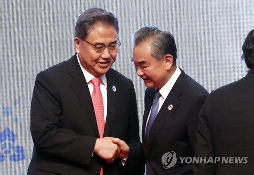 악수하는 한-중 외교장관(프놈펜=연합뉴스) 류영석 기자 = 박진 외교부 장관과 왕이 중국 외교부장이 4일 캄보디아 프놈펜 소카호텔에서 열린 아세안+3(한중일) 외교장관회의에서 기념촬영을 마친 뒤 인사하고 있다. 2022.8.4 ondol@yna.co.kr